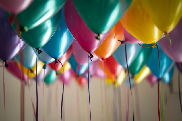Barnkalas med ballonger och tårta